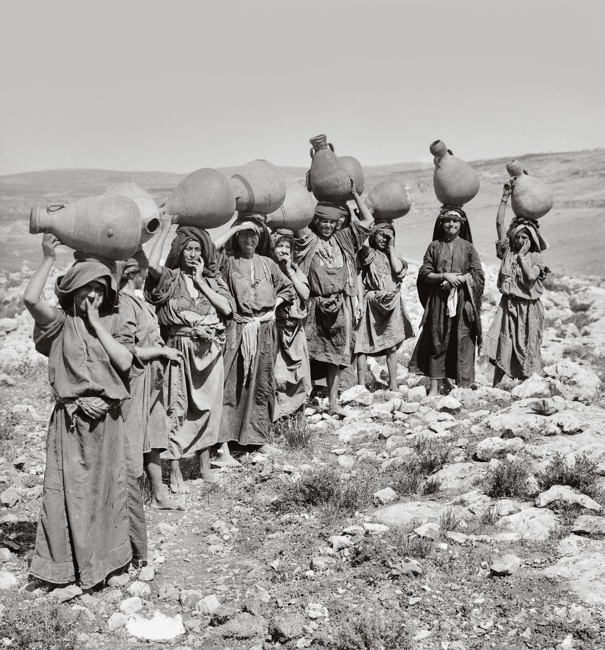 Женщины, несущие воду в кувшинах. 1900-1920